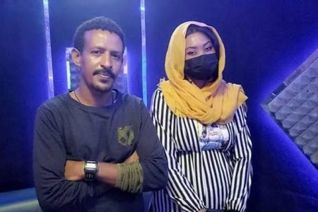 فنان مشهور يكشف حقيقة ارتباطه بالزواج من «فتاة الاستوب»