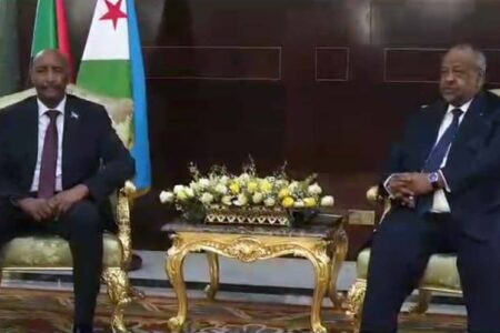 البرهان يبحث مع رئيس الإيقاد تطورات الأوضاع بالسودان ويشيد بمنبر جدة
