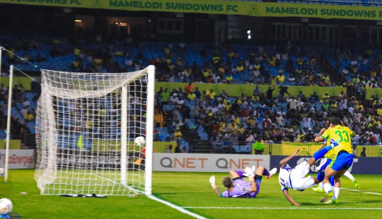 بهدفي روفا.. الهلال يعود بالتعادل 2/2