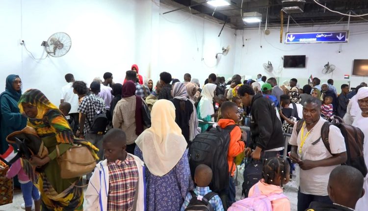 مطار بورتسودان يستقبل 150 لاجئاً في أول رحلات العودة