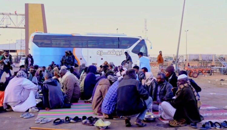 إفطارات جماعية في معبر أرقين للسودانيين