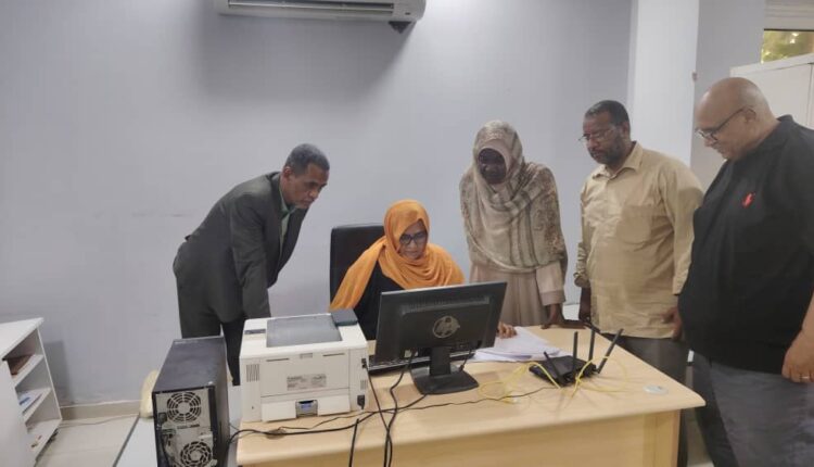 الاستراتيجية والمعلومات تكمل إجراءات صرف المرتبات