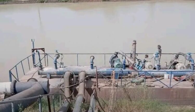 انحسار مياه النيل يغمر محطة بحري بالطمي