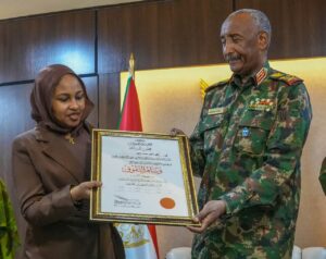 البرهان يمنح وسام التفوق للطالبة تقى اول الشهادة السودانية